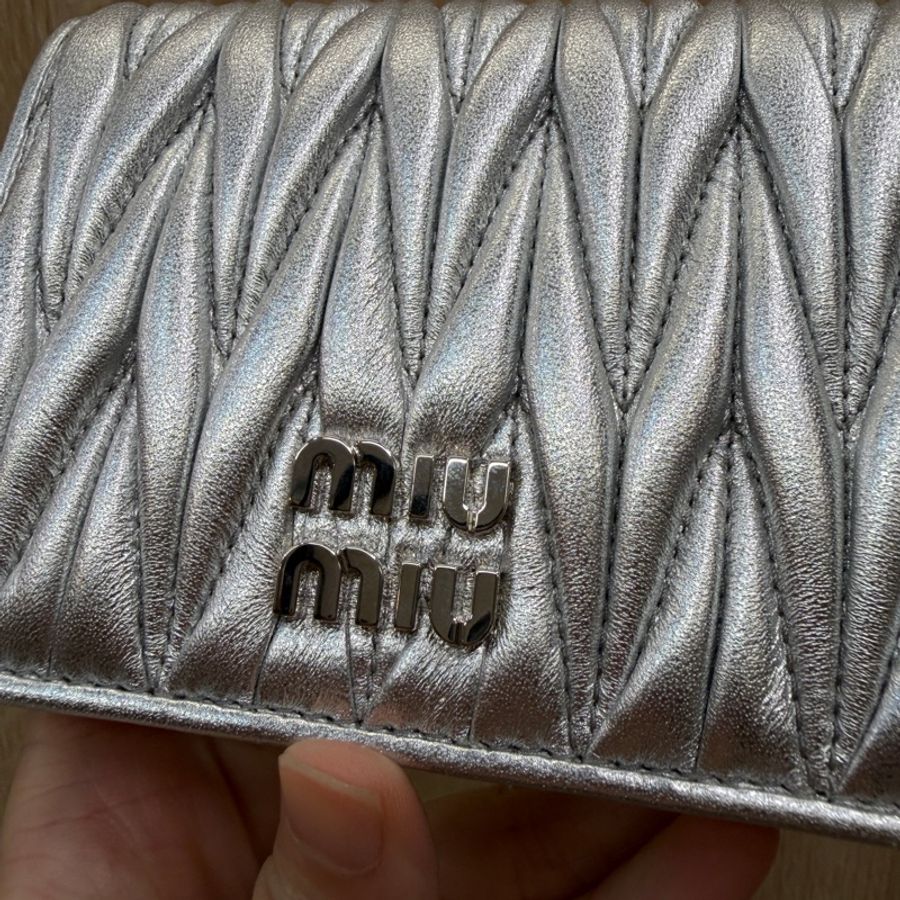 Miu Miu 銀色羊皮Mateless對釦短夾-1