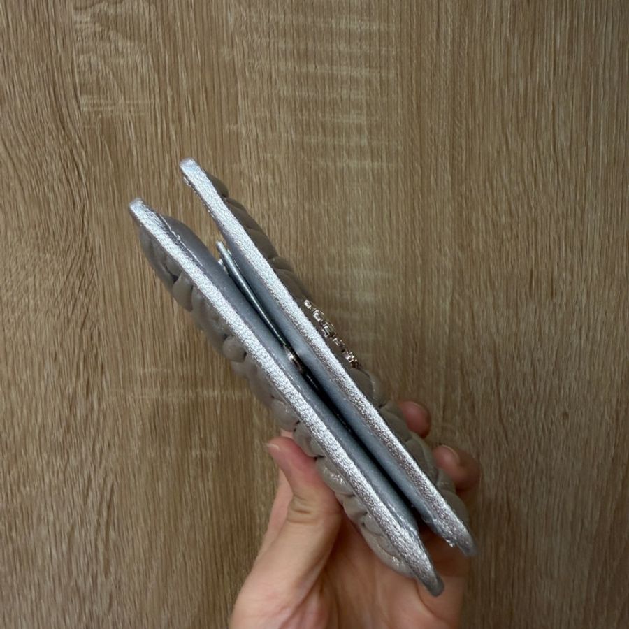 Miu Miu 銀色羊皮Mateless對釦短夾-6