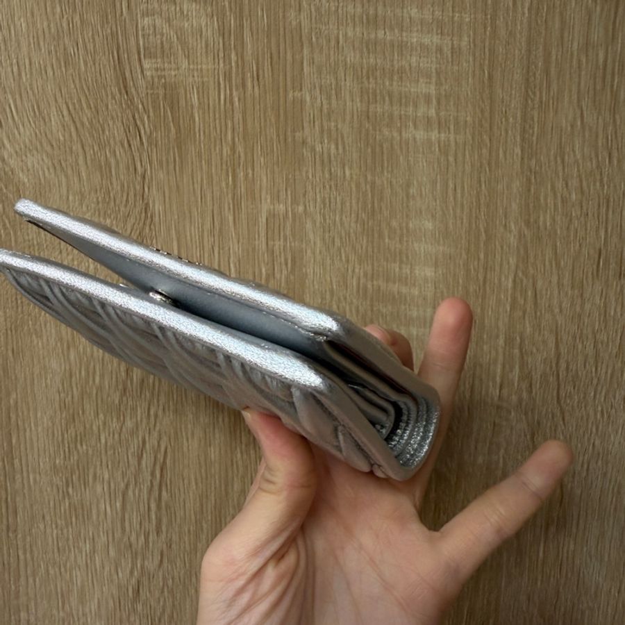 Miu Miu 銀色羊皮Mateless對釦短夾-8