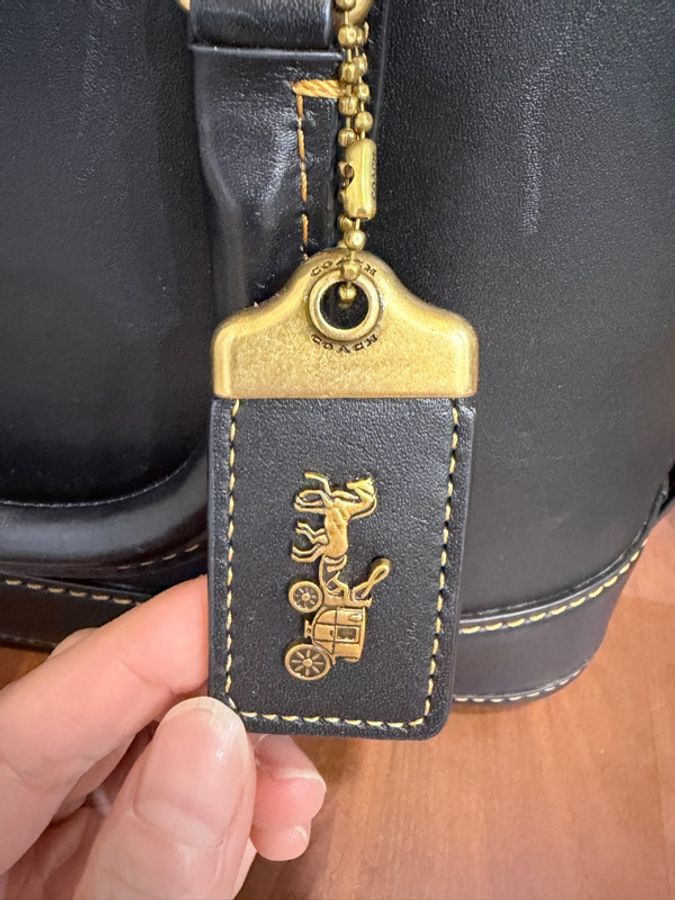 coach黑色貝殼包-11