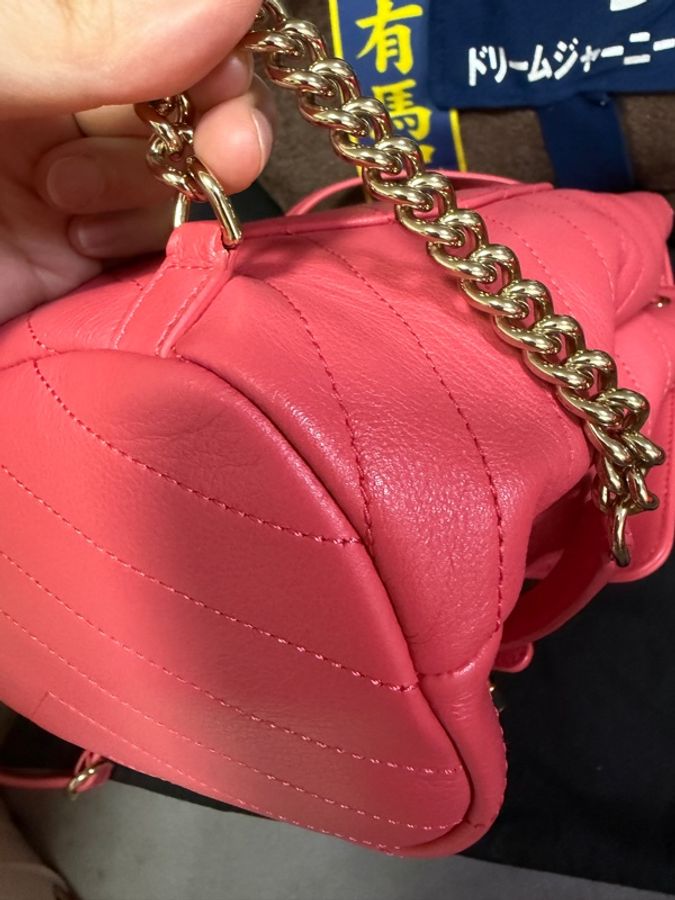 99新閒置品 Chanel 粉色V紋小牛皮金扣雙肩包-4