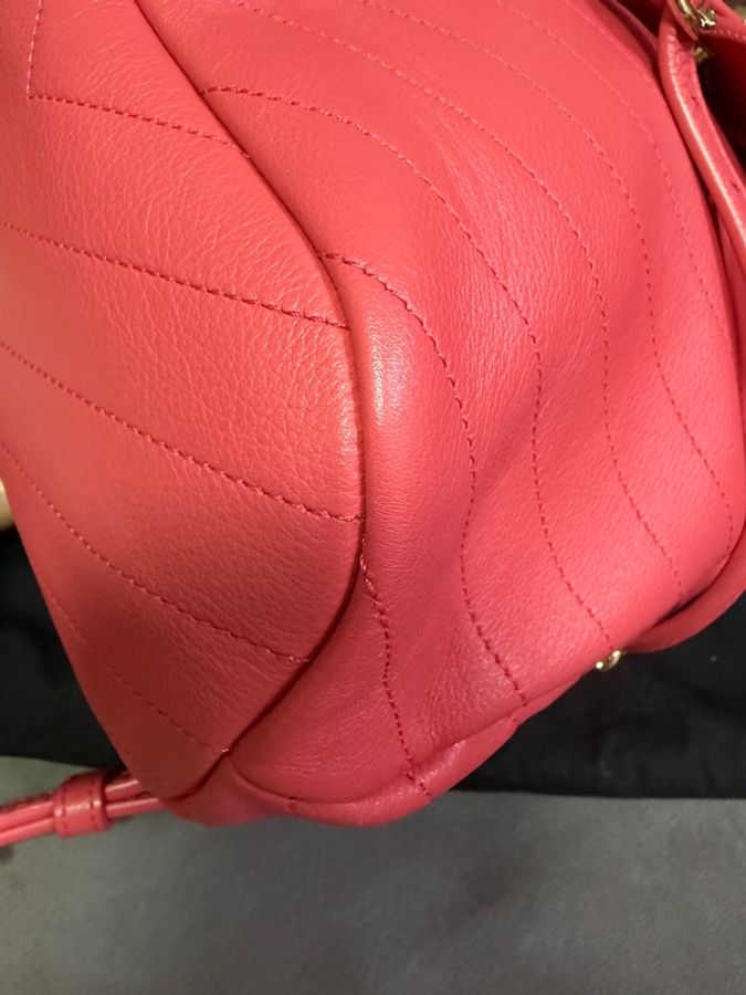99新閒置品 Chanel 粉色V紋小牛皮金扣雙肩包-6