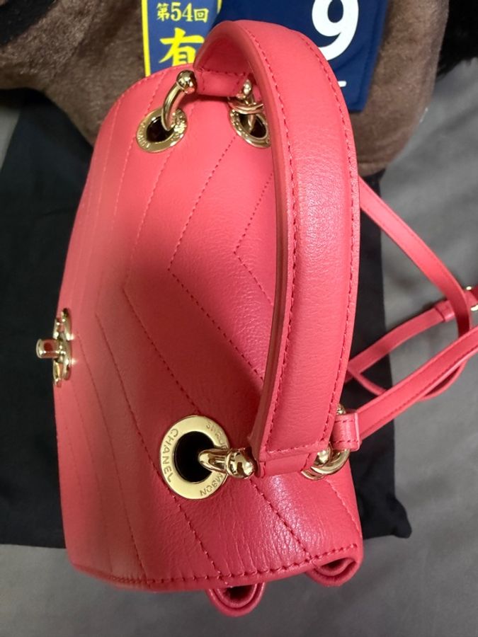 99新閒置品 Chanel 粉色V紋小牛皮金扣雙肩包-7