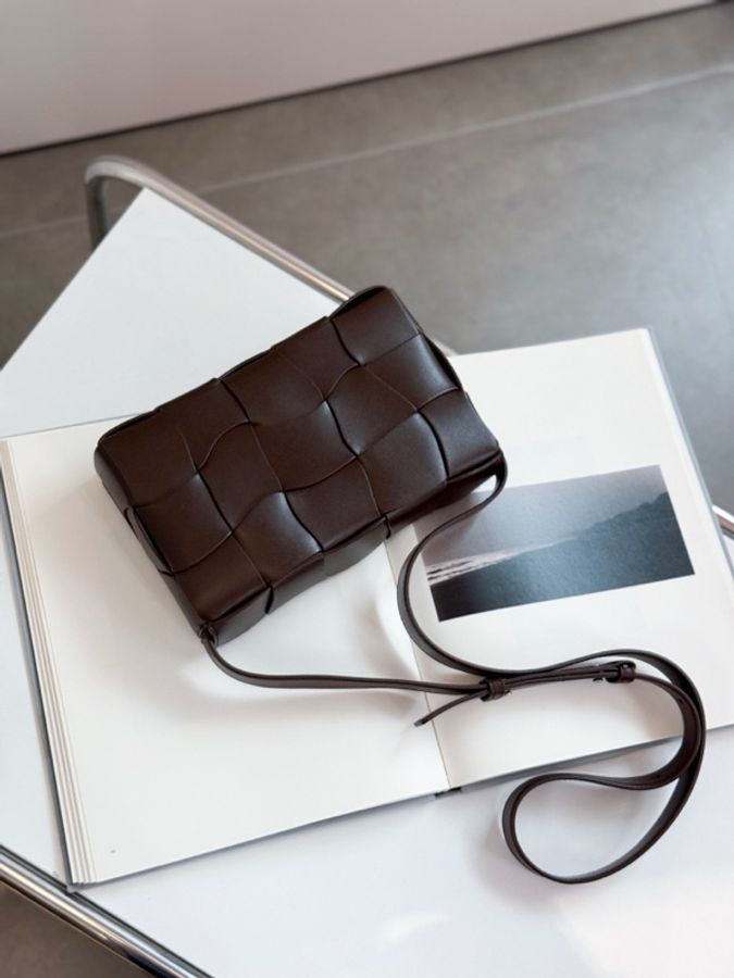 BOTTEGA VENETA葆蝶家Cassette深咖色 手袋編織斜挎包-1
