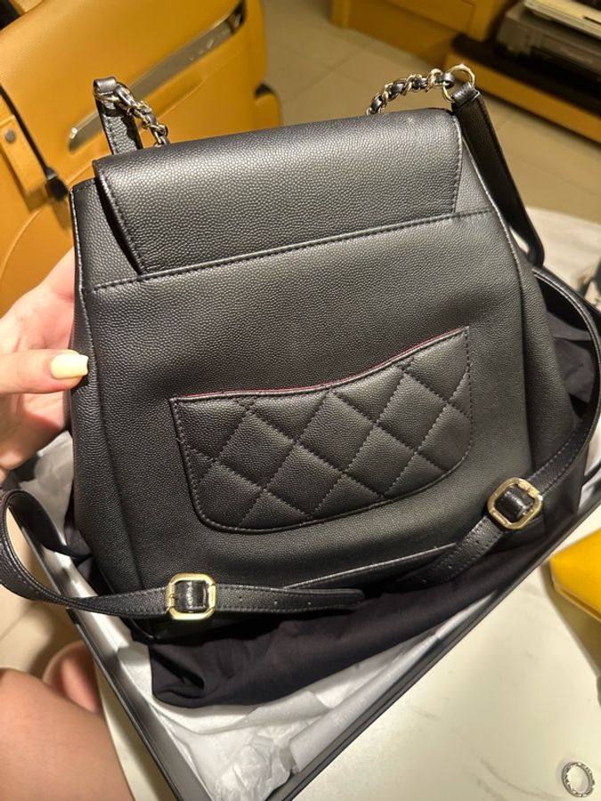 CHANEL 黑色荔枝牛皮金釦後背包-1