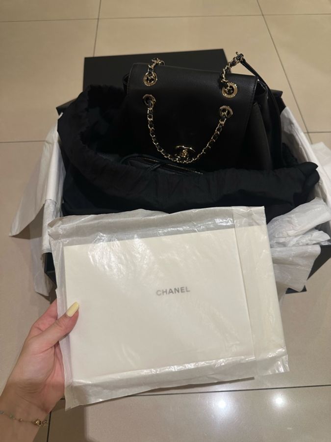 CHANEL 黑色荔枝牛皮金釦後背包-6