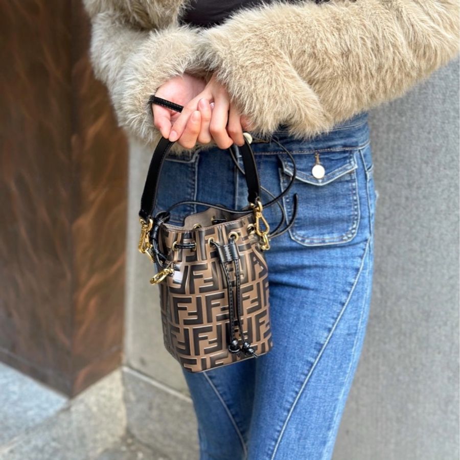 【超火的FF🔥🥰可愛精緻✨】Fendi Mon tresor 金屬標誌裝飾手繪凸紋 FF標誌性印花圖案 小牛皮水桶包|單肩包|斜背包|手提包|迷你棕色-1