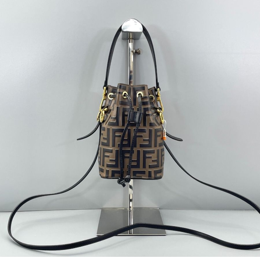 【超火的FF🔥🥰可愛精緻✨】Fendi Mon tresor 金屬標誌裝飾手繪凸紋 FF標誌性印花圖案 小牛皮水桶包|單肩包|斜背包|手提包|迷你棕色-4