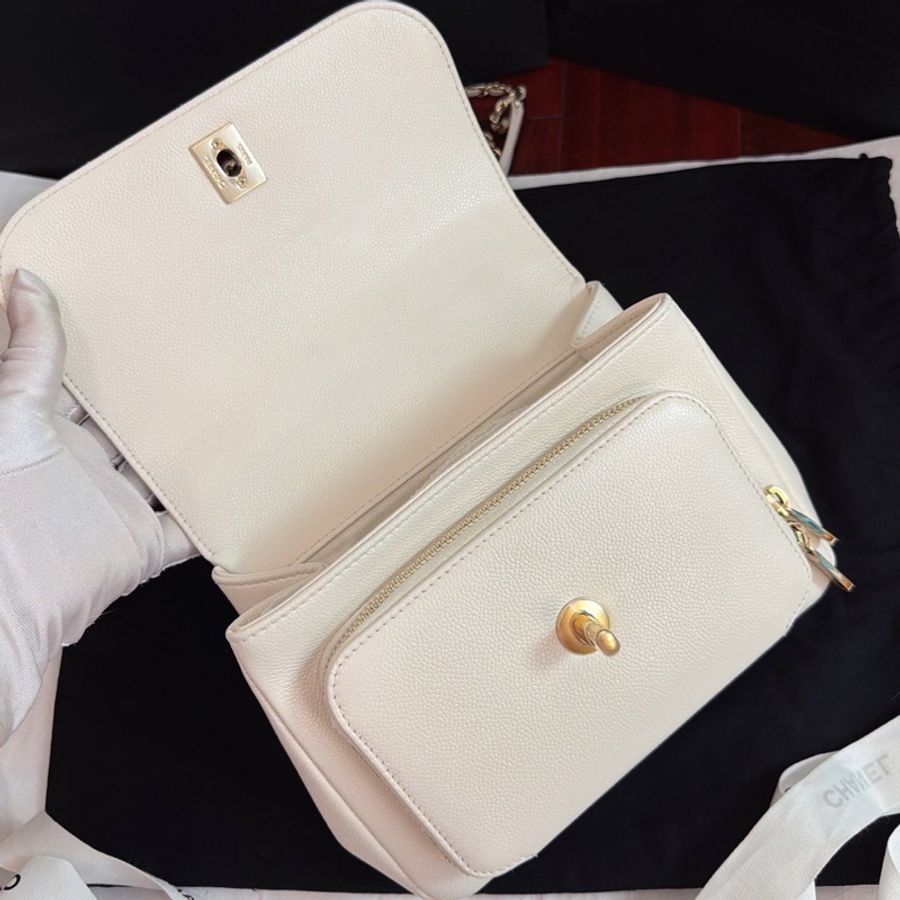 Chanel香奈兒 affinity白色荔枝皮金扣 小號郵差包-7