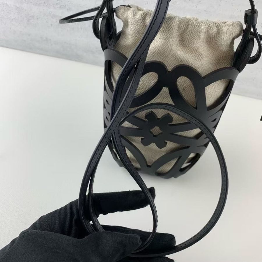 Loewe 鏤空 牛皮手機包 斜背包12*15 9新 配件塵袋-3