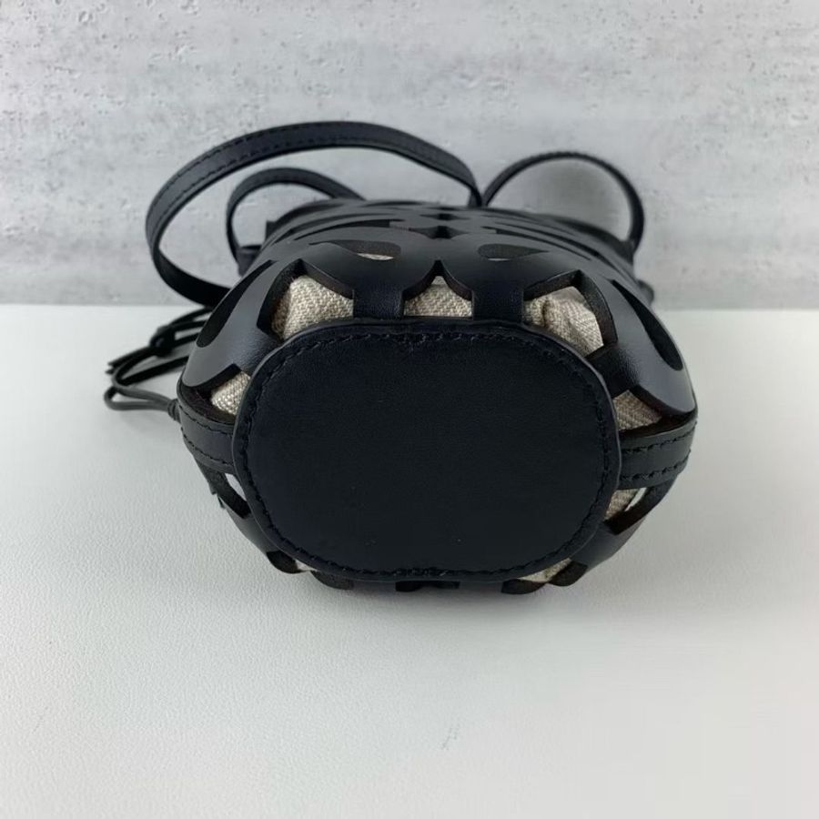 Loewe 鏤空 牛皮手機包 斜背包12*15 9新 配件塵袋-4