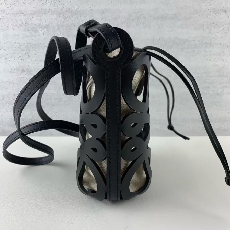 Loewe 鏤空 牛皮手機包 斜背包12*15 9新 配件塵袋-6