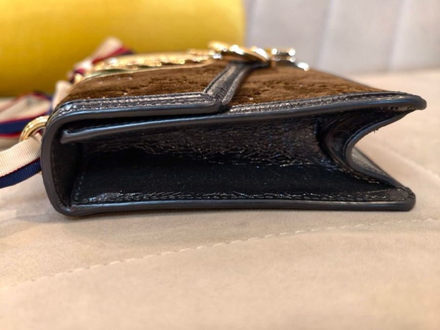 95新,gucci/古馳塞爾維亞絲絨單肩包,內里乾淨,四角完好,無明顯使用痕跡,皮肩帶在。-2