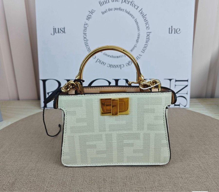 🌈 FENDI 藝術家插畫系列｜彩虹女孩限量款 Nano Peekaboo 手提包-1