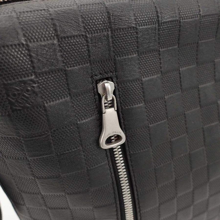Louis Vuitton 黑色銀扣棋盤格壓印牛皮郵差包-7