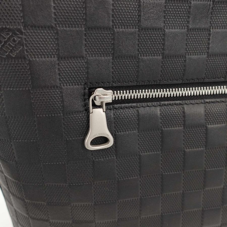 Louis Vuitton 黑色銀扣棋盤格壓印牛皮郵差包-10