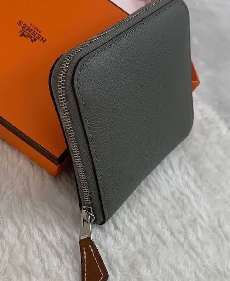 平台最低價金剛色近新閒置✨愛馬仕Hermès Silk’In 積雨雲灰絲巾短夾狗來富ㄋㄟ ㄌㄧ內裡-2