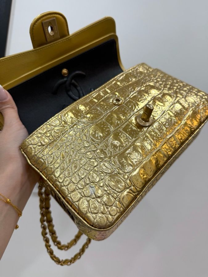 《仙闆名牌精品》Chanel 香奈兒 Metiers d'art 手工坊系列 埃及金 鱷魚紋 CF 25 口蓋包 斜背包 肩背包 手提包-14