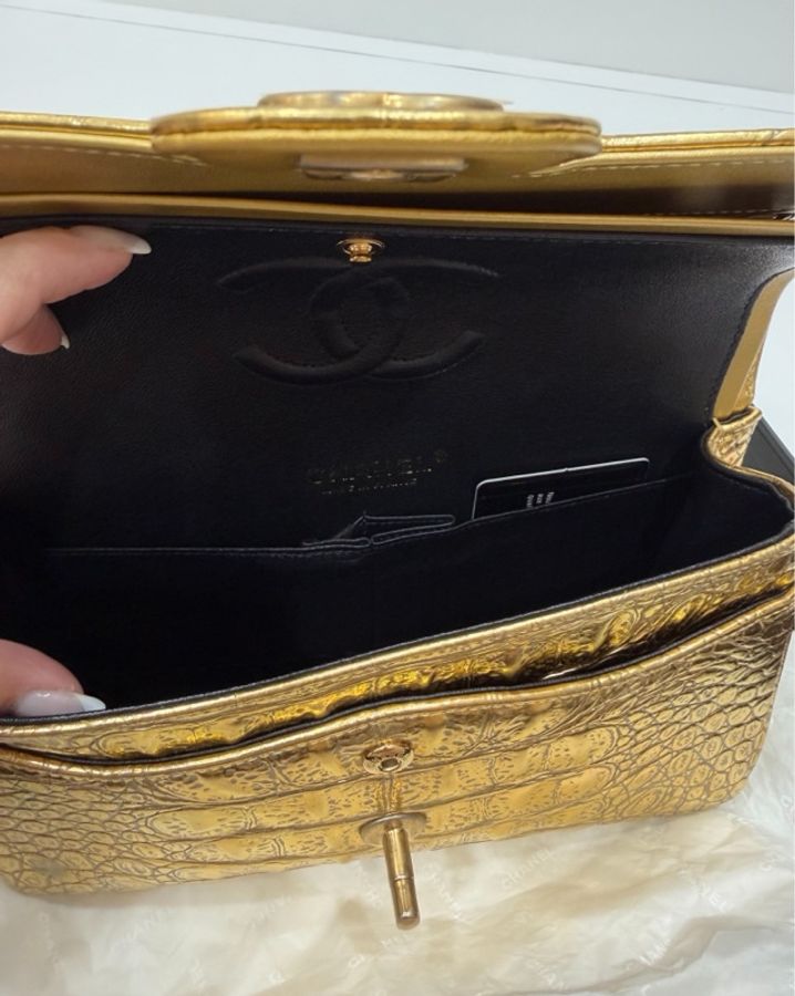 《仙闆名牌精品》Chanel 香奈兒 Metiers d'art 手工坊系列 埃及金 鱷魚紋 CF 25 口蓋包 斜背包 肩背包 手提包-16