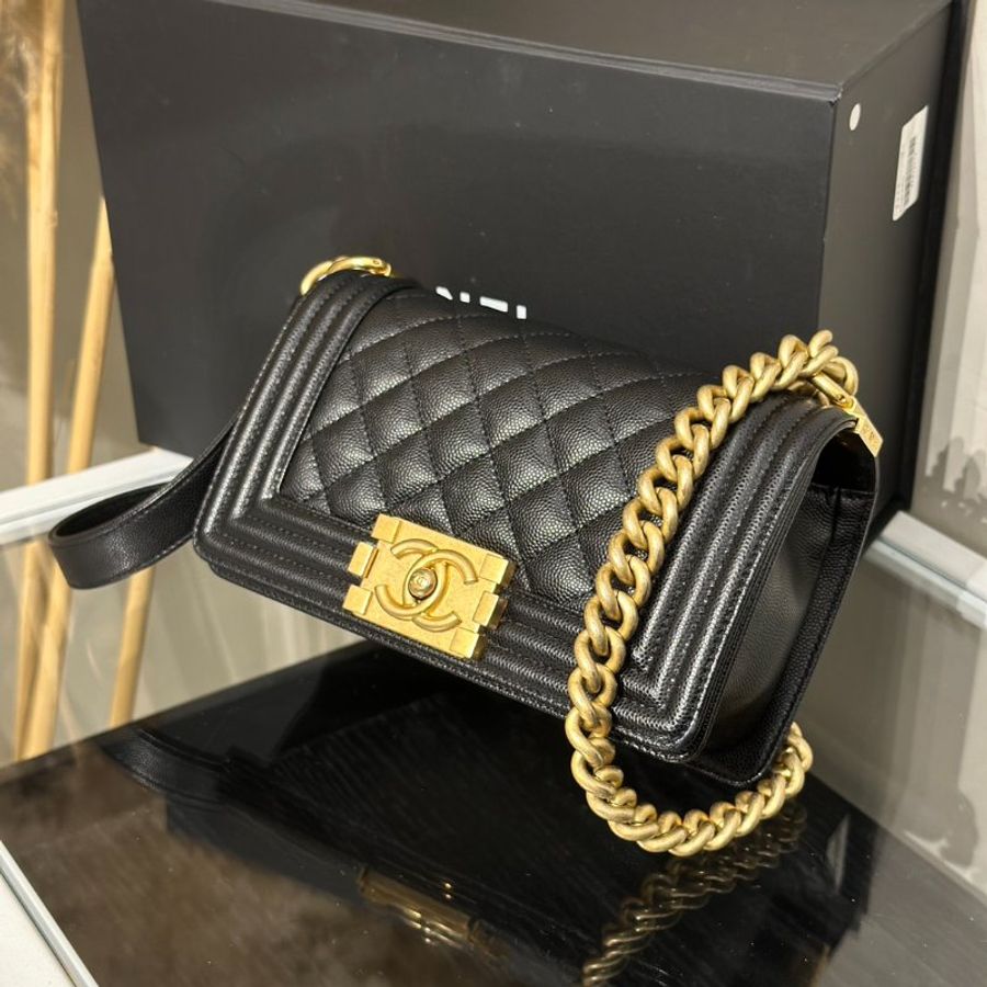CHANEL Boy20 粒面牛皮口蓋包 - 黑金-3