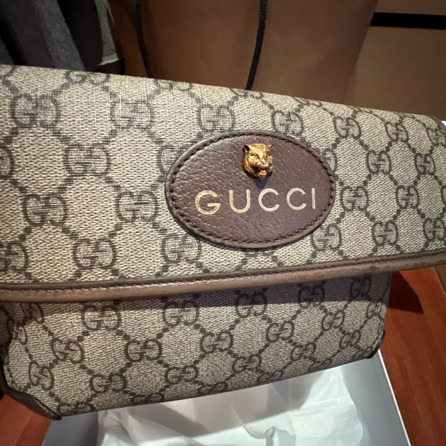 Gucci Neo Vintage GG Supreme 經典虎頭牛皮磁扣郵差包-1