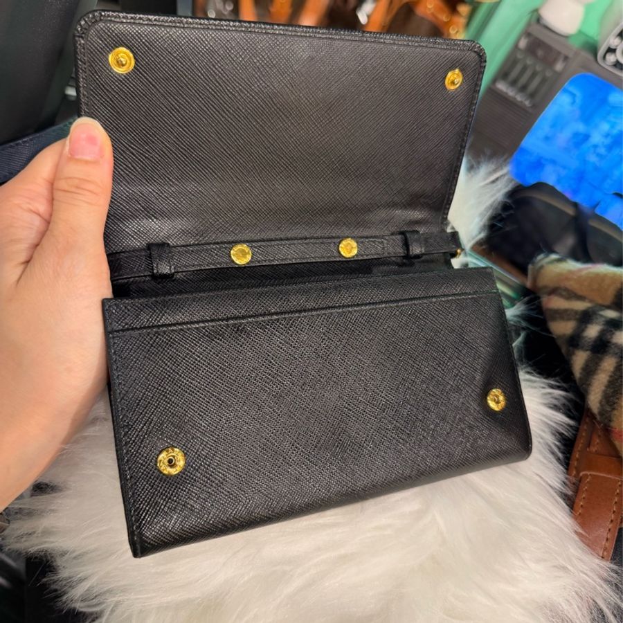 普拉達 PRADA 經典Saffiano 手拿包 中夾 短夾 十字紋 防刮皮革 防刮牛皮 黑色皮革鏈帶包 WOC Wallet on Chain 長夾 斜背包-11