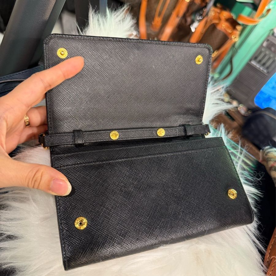 普拉達 PRADA 經典Saffiano 手拿包 中夾 短夾 十字紋 防刮皮革 防刮牛皮 黑色皮革鏈帶包 WOC Wallet on Chain 長夾 斜背包-18
