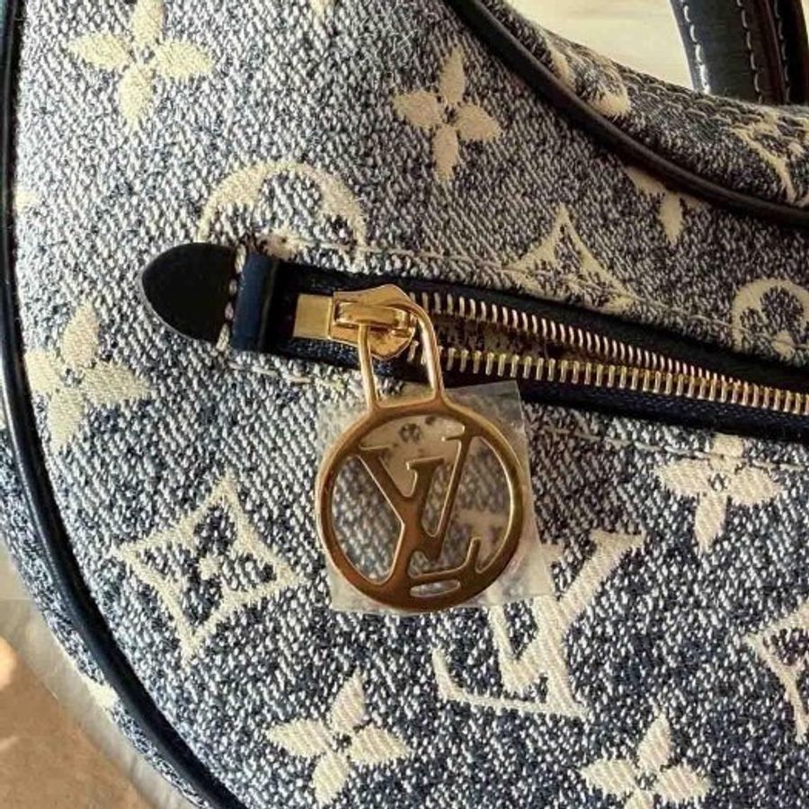 LV好好看的牛仔月亮包-4