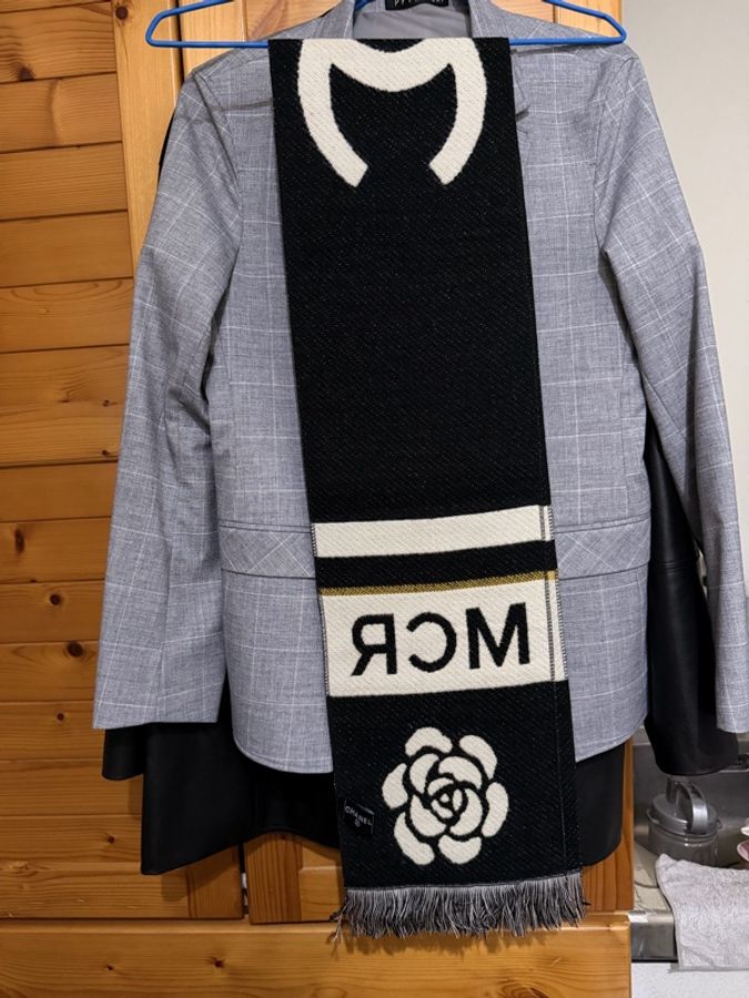 Chanel 黑白雙C+山茶花 曼徹斯特秀場VIP限定羊毛圍巾-7