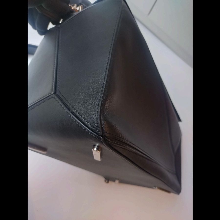 Loewe 黑皮大號兩用包 puzzle-13