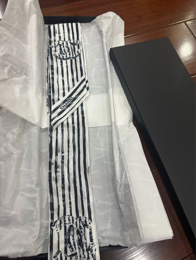 【全新有盒✨品味人士懂的都懂🤫】Chanel 26C 航海系列 黑白竪條紋 雙C山茶花logo twilly 小絲巾-2