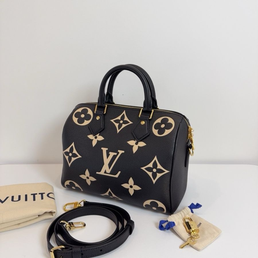 路易威登 Louis Vuitton Speedy Bandoulière 25黑色全皮款壓花speedy25 波士頓枕頭包手提包斜挎包 金扣-2