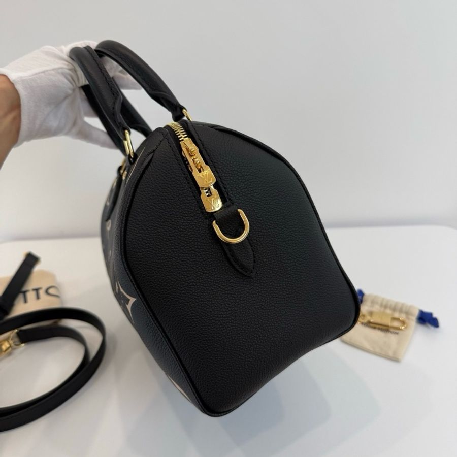 路易威登 Louis Vuitton Speedy Bandoulière 25黑色全皮款壓花speedy25 波士頓枕頭包手提包斜挎包 金扣-7