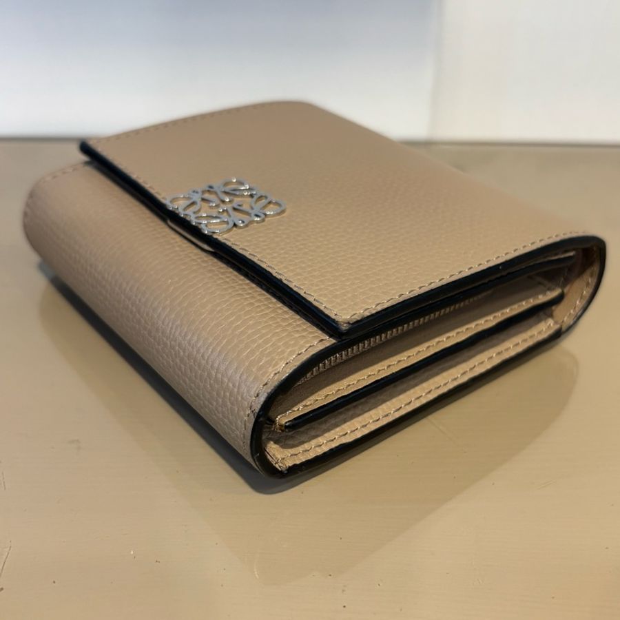 Loewe 灰褐色牛皮Anagram6卡短夾-6
