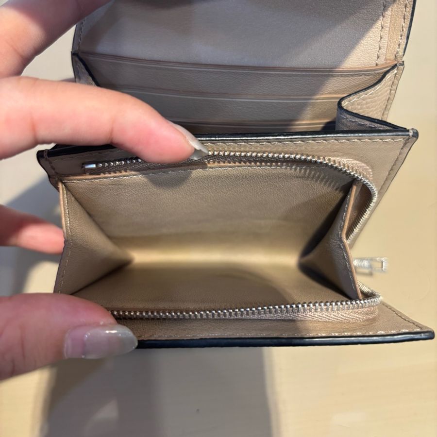 Loewe 灰褐色牛皮Anagram6卡短夾-9