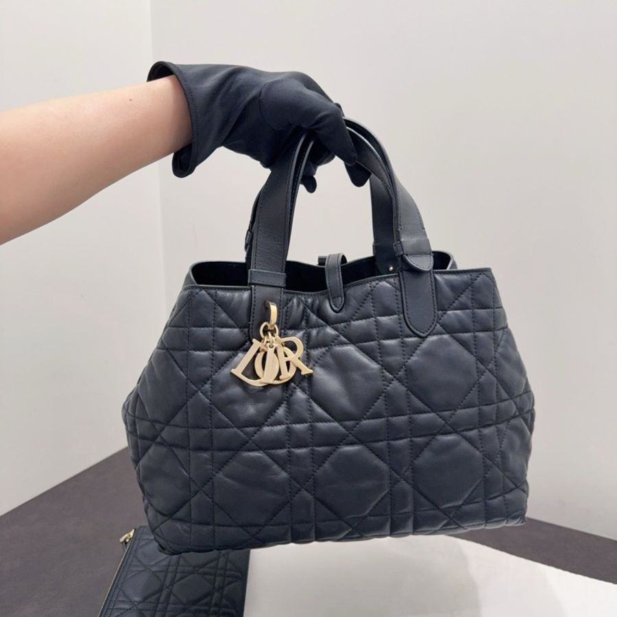 Dior迪奧 黑色金扣藤格紋牛皮字母吊墜Toujours土著子母Tote托特包 手提單肩包中號 99新輕微使用痕跡 23年編碼 尺寸:28.5*17*21.5cm 可調節手柄 系帶開合-5