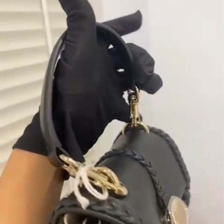 CHLOÉ chloe Penelope 全新小羊皮迷你流蘇翻蓋包(黑色)-2
