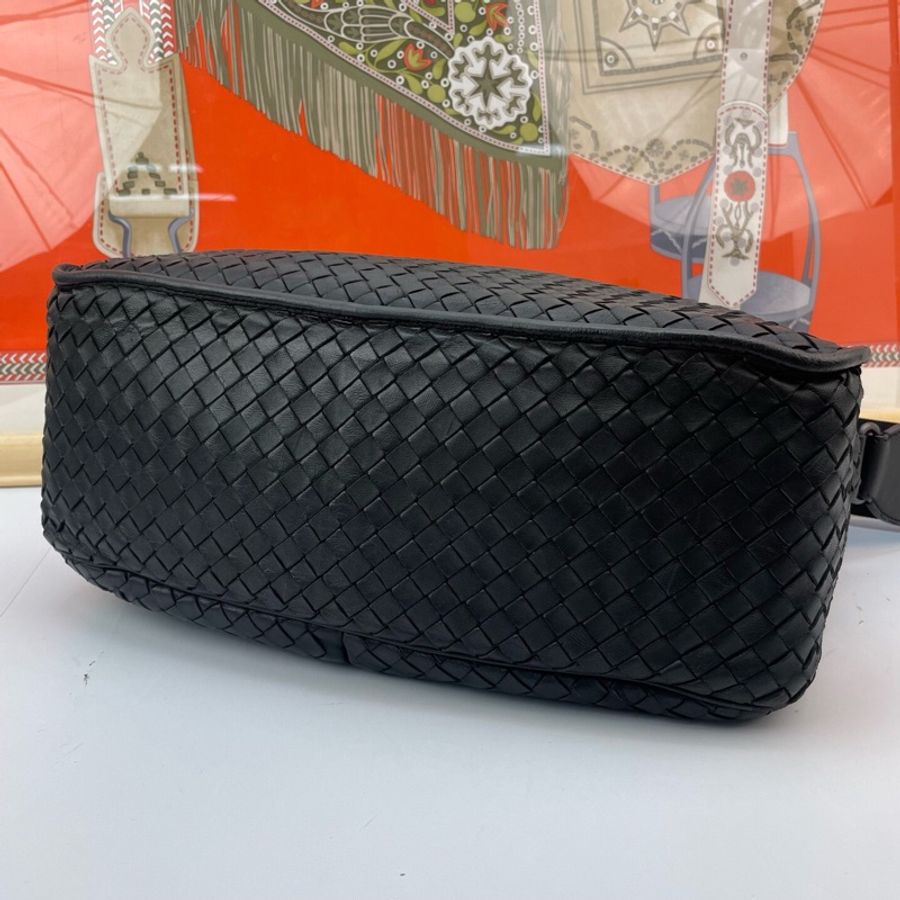 葆蝶家 Bottega Veneta 黑色編織羊皮斜挎郵差包-4