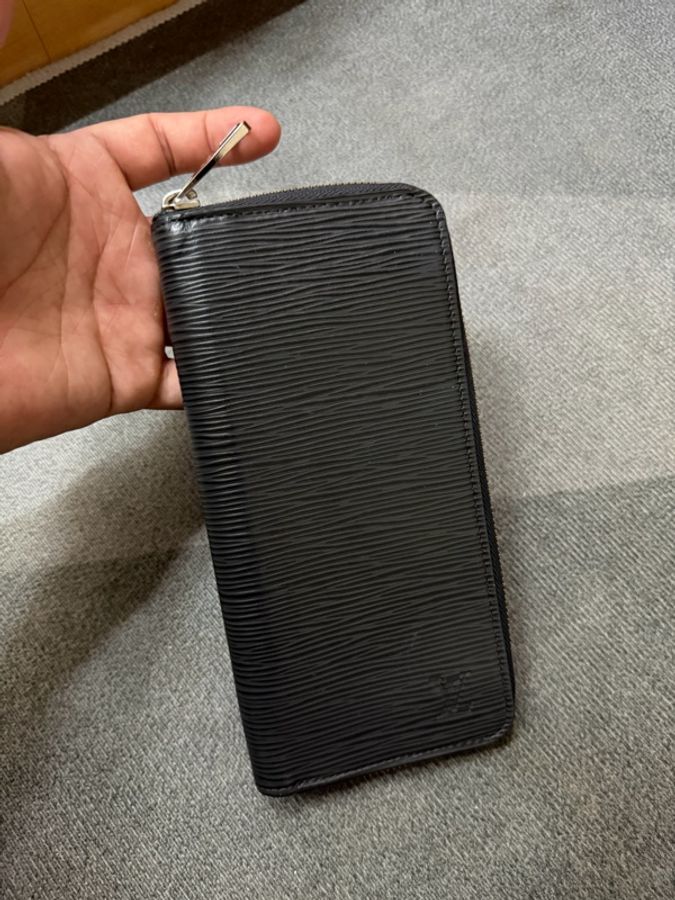 Lv水波紋經典ZIPPY拉鍊長夾(M60965)-0