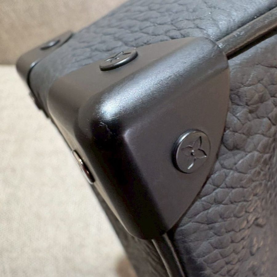 LV Mini Soft Trunk黑色壓紋肩背包 晶片款-5