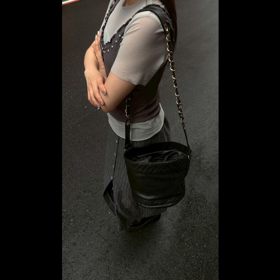 Chanel 金鍊黑荔枝皮束口水桶包 vintage-4