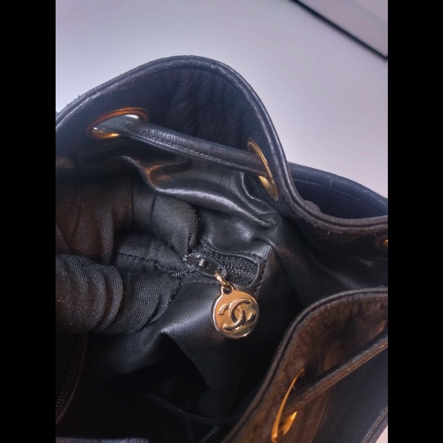 Chanel 金鍊黑荔枝皮束口水桶包 vintage-15
