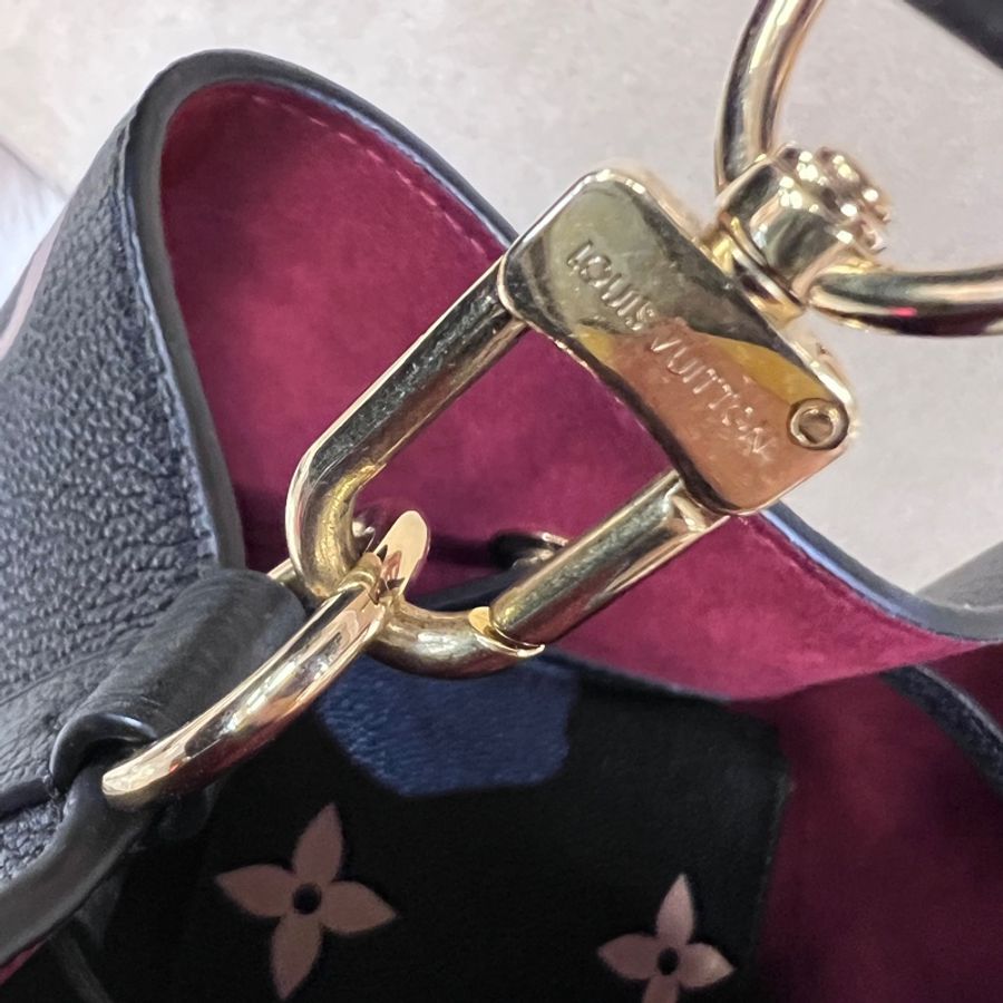 LV 黑牛皮拼米白logo金釦NeoNoe MM手提肩斜背包-14