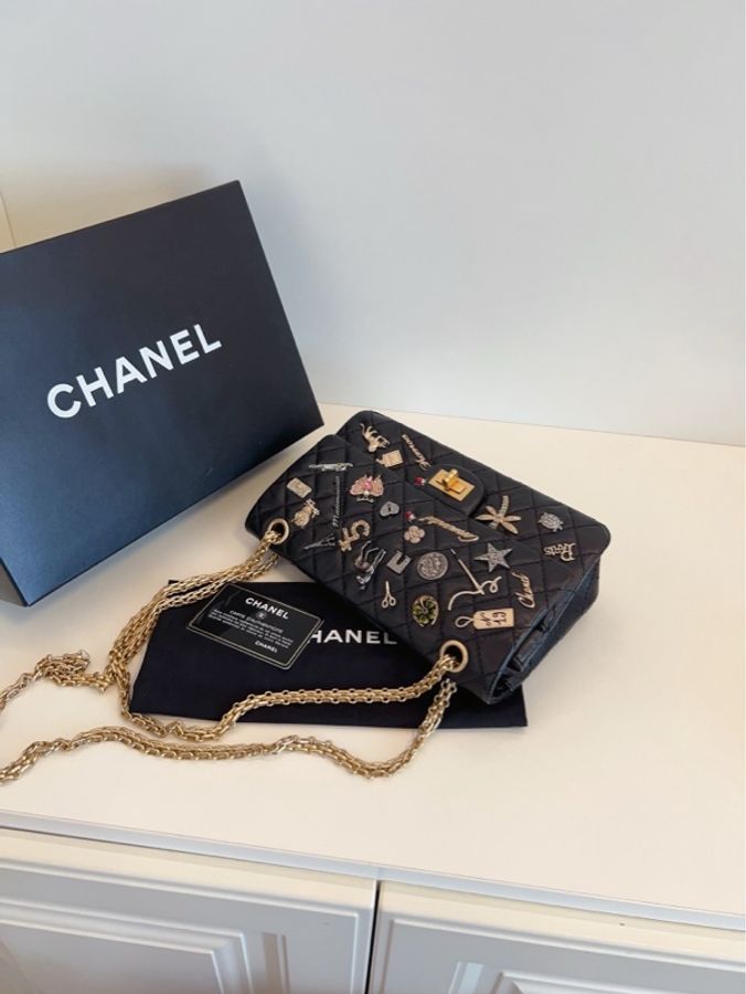 💎Chanel香奈兒|全球限量 黑金做舊金屬 2.55徽章CF小號|閒置新24開帶卡-6
