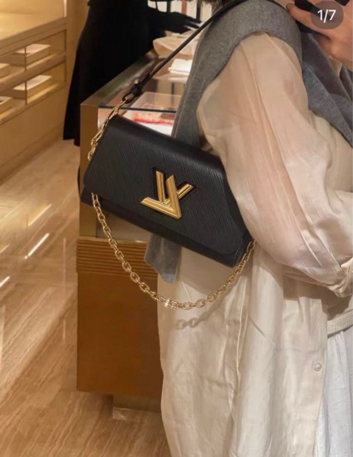 Lv 路易威登Pochette Twist West Epi 新款水波紋黑金-8