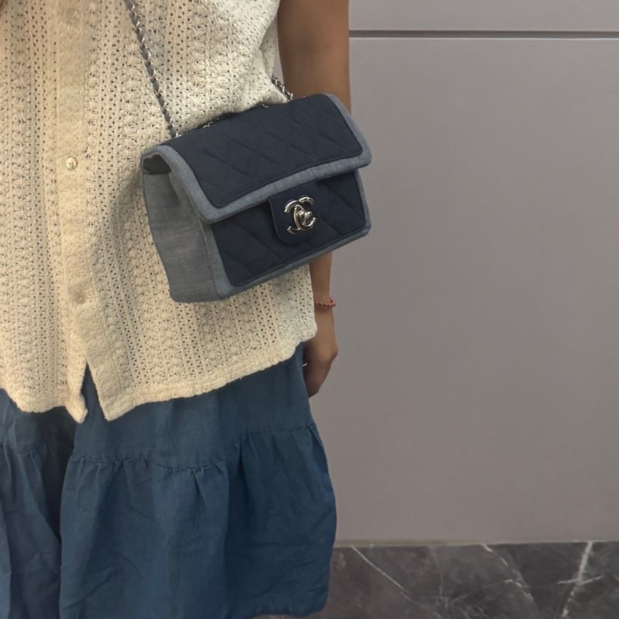 CHANEL 香奈兒雙色拼色徽章牛仔CF20大mini 必收稀缺包款-18