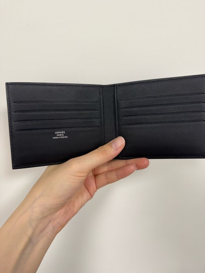 全新 愛馬仕 Hermès Silk’In Compact 短夾|黑色 Swift 皮|內裡真絲幾何圖騰 附原盒-1