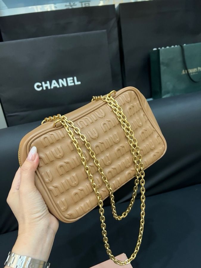 MiuMiu繆繆焦糖色秀款壓紋浮雕logo盒子包相機包 張元英同款 底長22cm-2