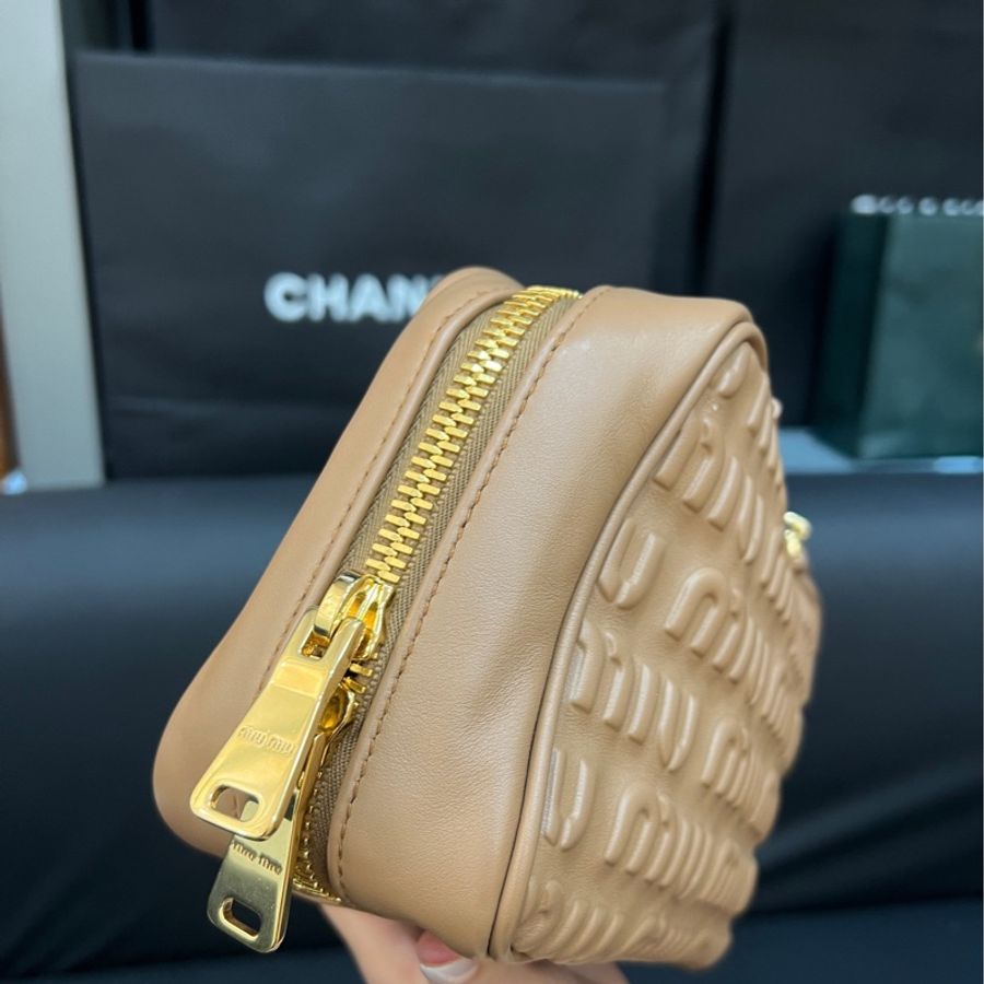 MiuMiu繆繆焦糖色秀款壓紋浮雕logo盒子包相機包 張元英同款 底長22cm-8