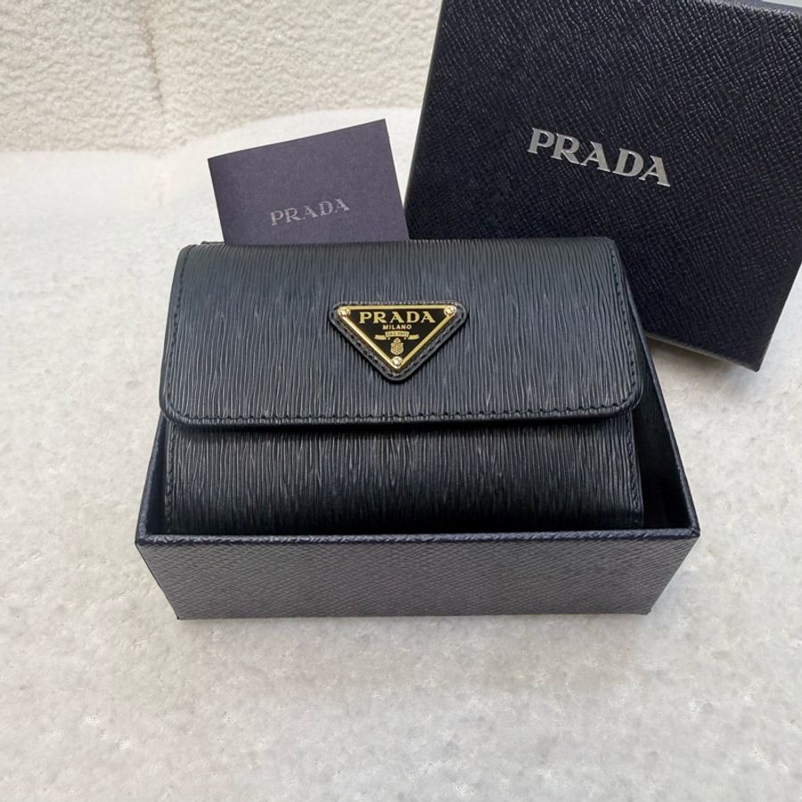 Prada 黑金三角logo水波紋皮革三折短夾-0